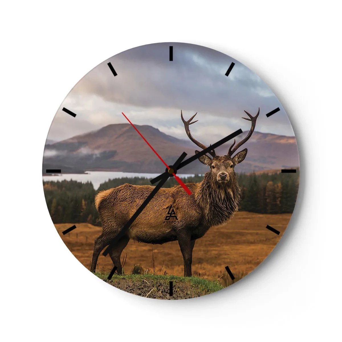 Väggklocka - Klocka på glas - Hjort i ett bergslandskap med träd och en sjö - 30x30cm - Naturens majestät - Modern väggdekoration för vardagsrum, kök och sovrum ARTTOR