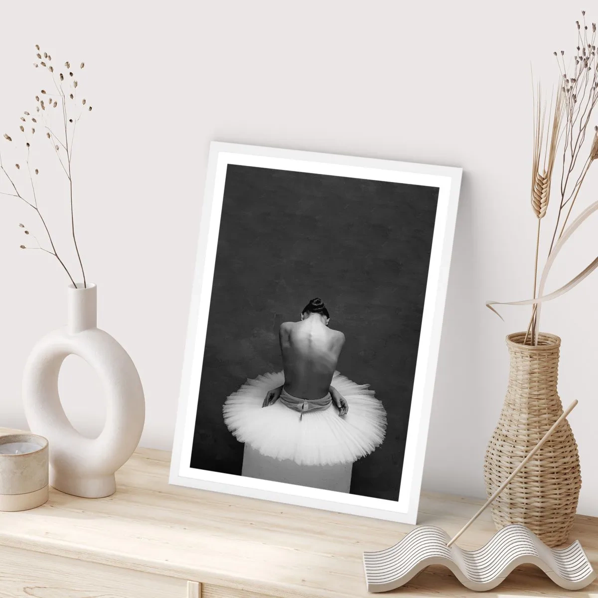Affisch i vit ram - Hon blommar ut - 50x70 cm