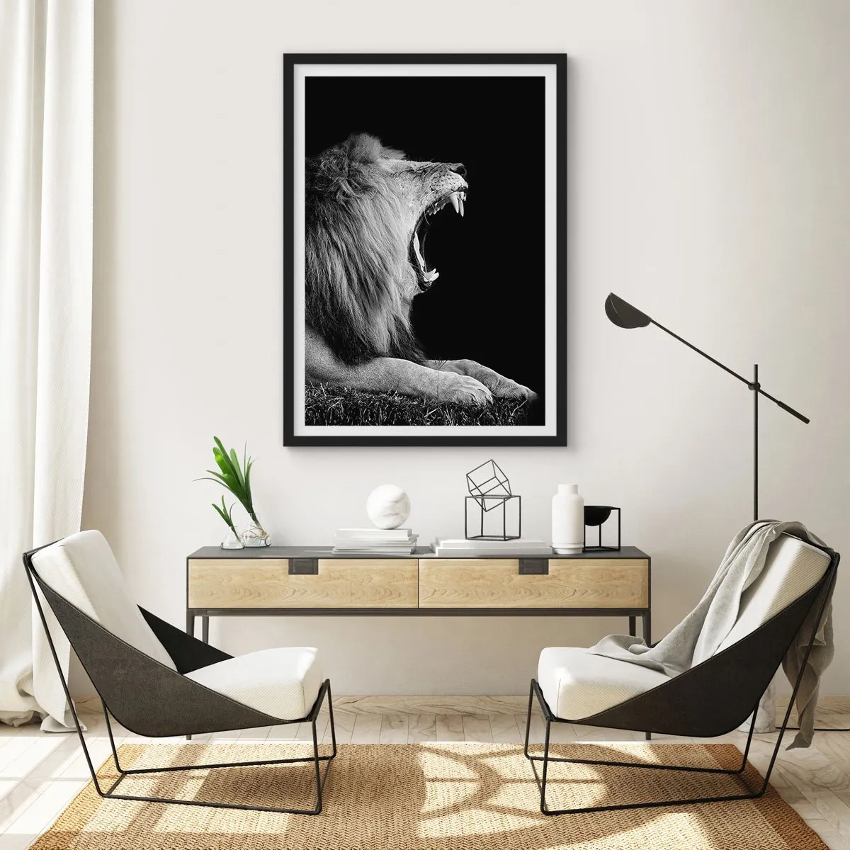 Affisch i svart ram - Ett rytande lejon i monokrom - 50x70cm - Utan någon tvekan - Modern väggdekoration för vardagsrum och sovrum ARTTOR