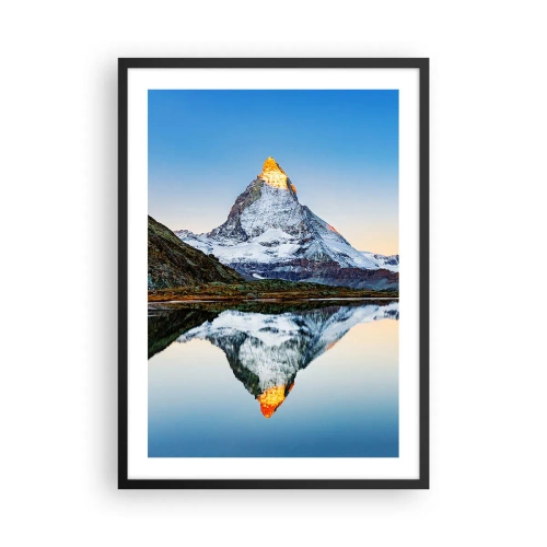 Affisch i svart ram - Ett berg med en snötäckt topp som speglas i en sjö - 50x70cm - Två världar - Modern väggdekoration för vardagsrum och sovrum ARTTOR