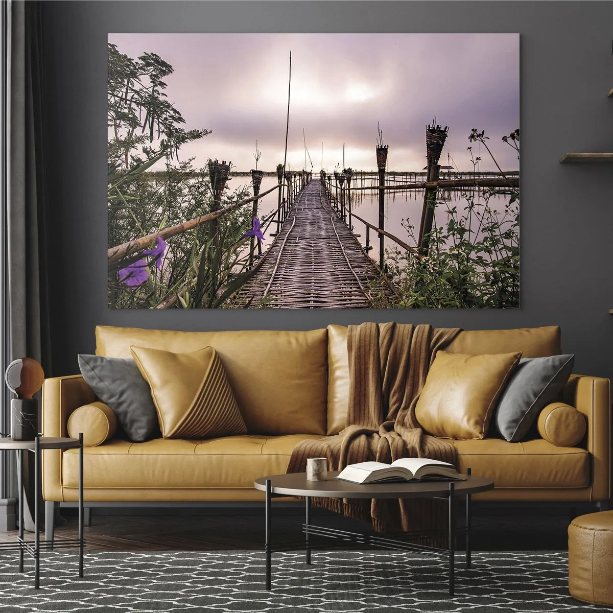 Glastavla - Bild på glas - En bambubro som leder över sjön, omgiven av växter och blommor - 70x50cm - Asiens lugn och tystnad - Modern väggdekoration för vardagsrum och sovrum ARTTOR