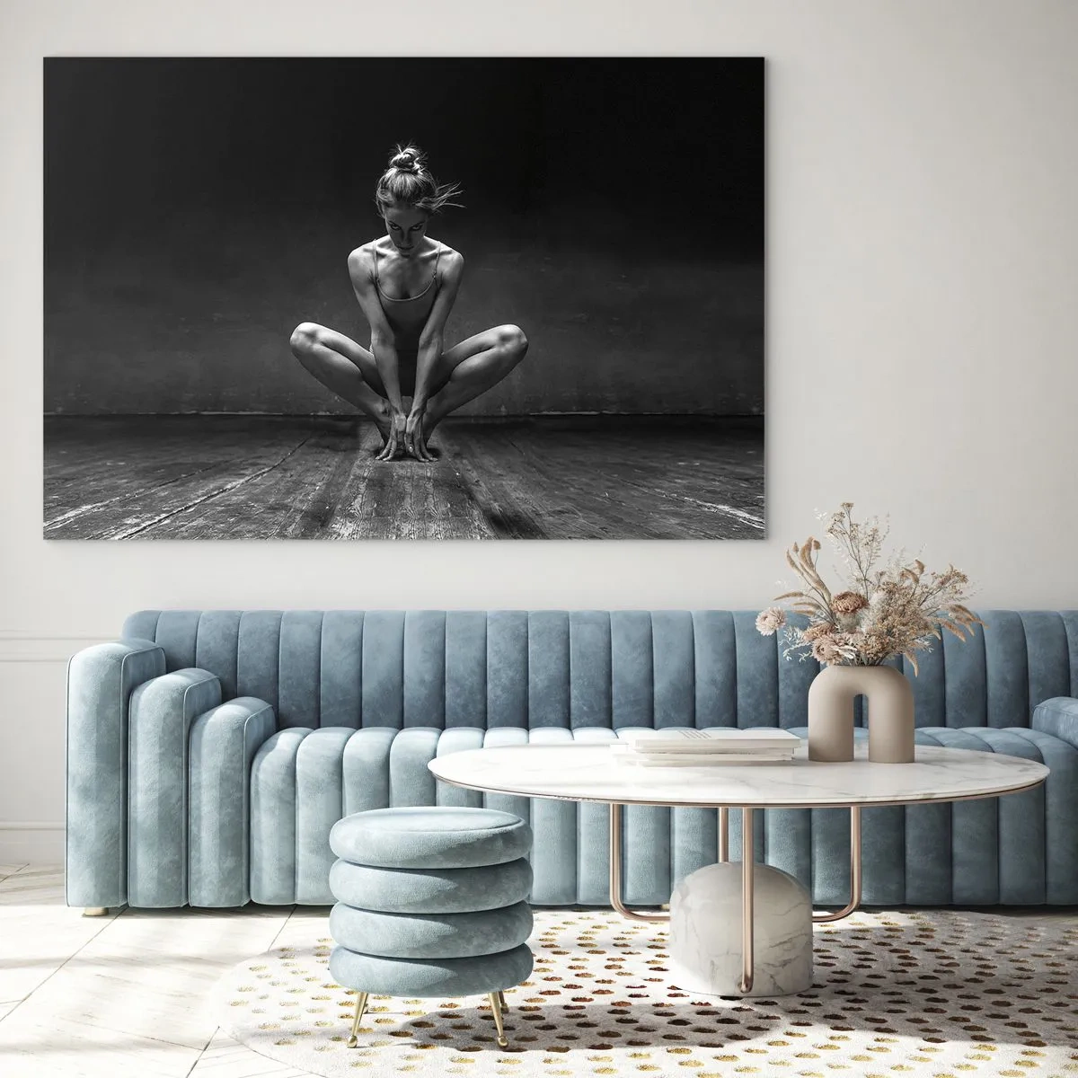Glastavla - Bild på glas - En dansare i balettpose på ett trägolv - 70x50cm - Koncentrerad dansenergi - Modern väggdekoration för vardagsrum och sovrum ARTTOR