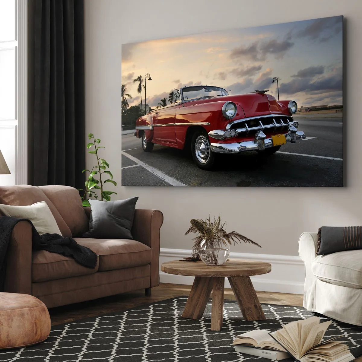 Canvastavla - Bild på duk - En röd klassisk cabriolet parkerad bland palmer i skymningen. - 70x50cm - Tropikens röda glöd - Modern väggdekoration för vardagsrum och sovrum ARTTOR