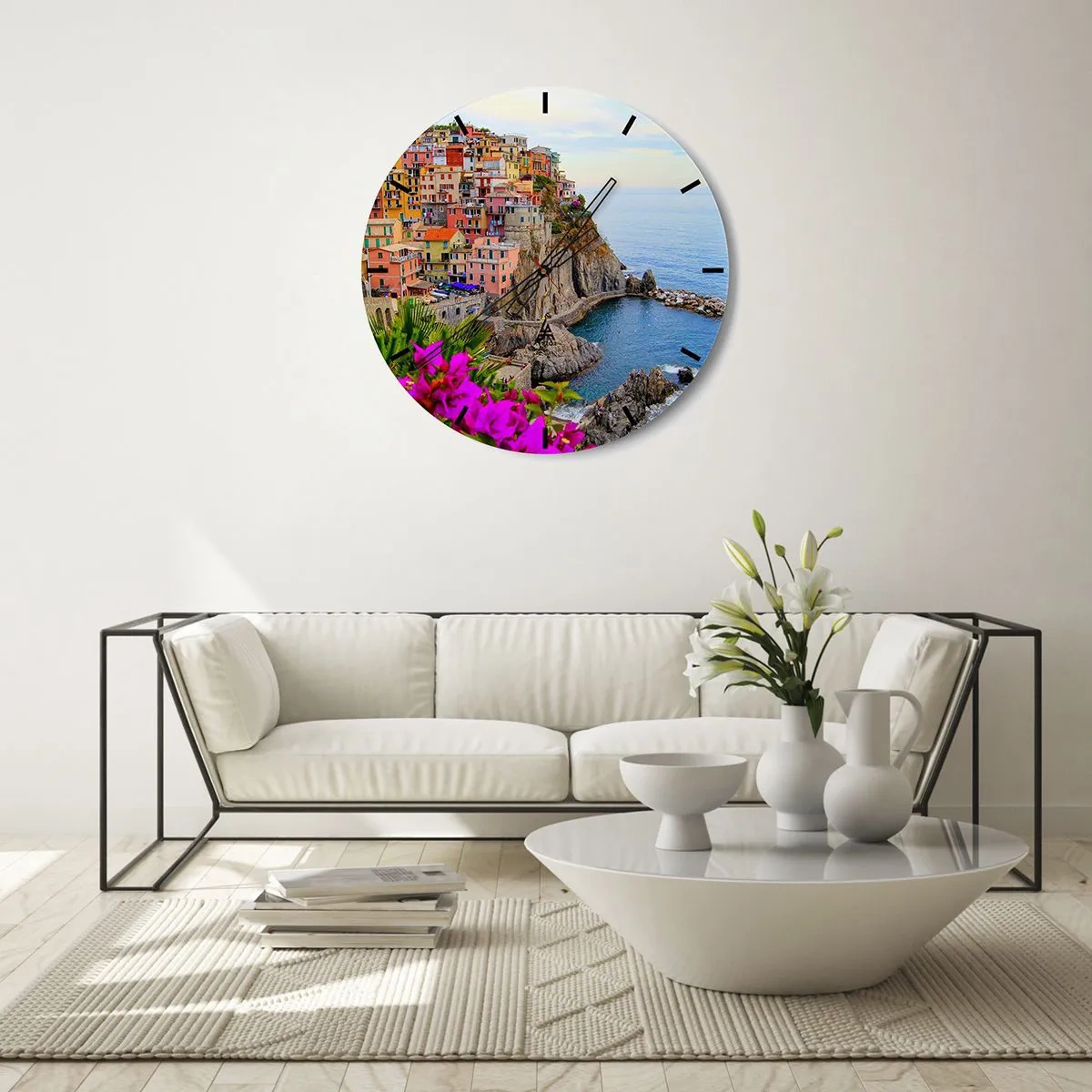 Väggklocka - Klocka på glas - Färgglada byggnader på en klippa ovanför havet med blommor i förgrunden - 30x30cm - Skrattande stad - Modern väggdekoration för vardagsrum, kök och sovrum ARTTOR
