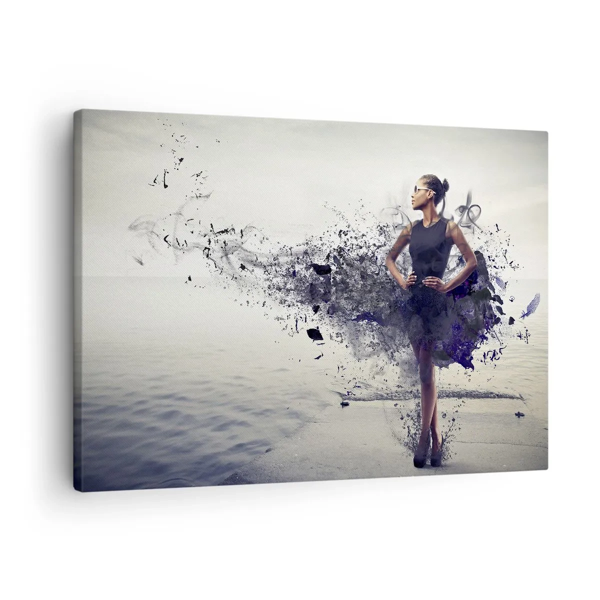 Canvastavla - Bild på duk - En kvinna i en konstnärlig komposition mot en bakgrund av vatten - 70x50cm - Venus från Afrika - Modern väggdekoration för vardagsrum och sovrum ARTTOR