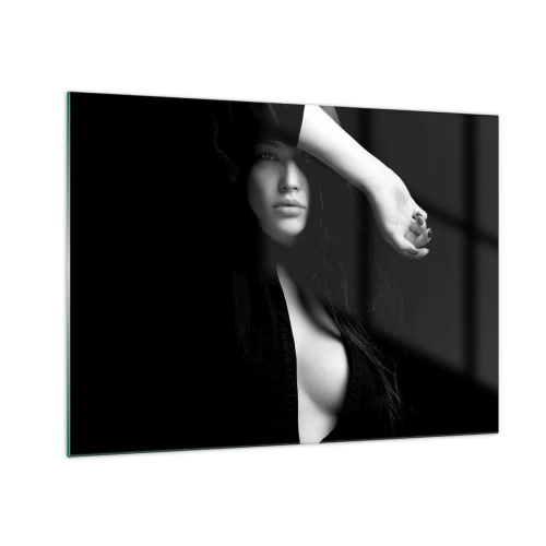 Glastavla - Bild på glas - En kvinna i svart i en sensuell pose mot en mörk bakgrund - 70x50cm - Förförelsens skola - Modern väggdekoration för vardagsrum och sovrum ARTTOR