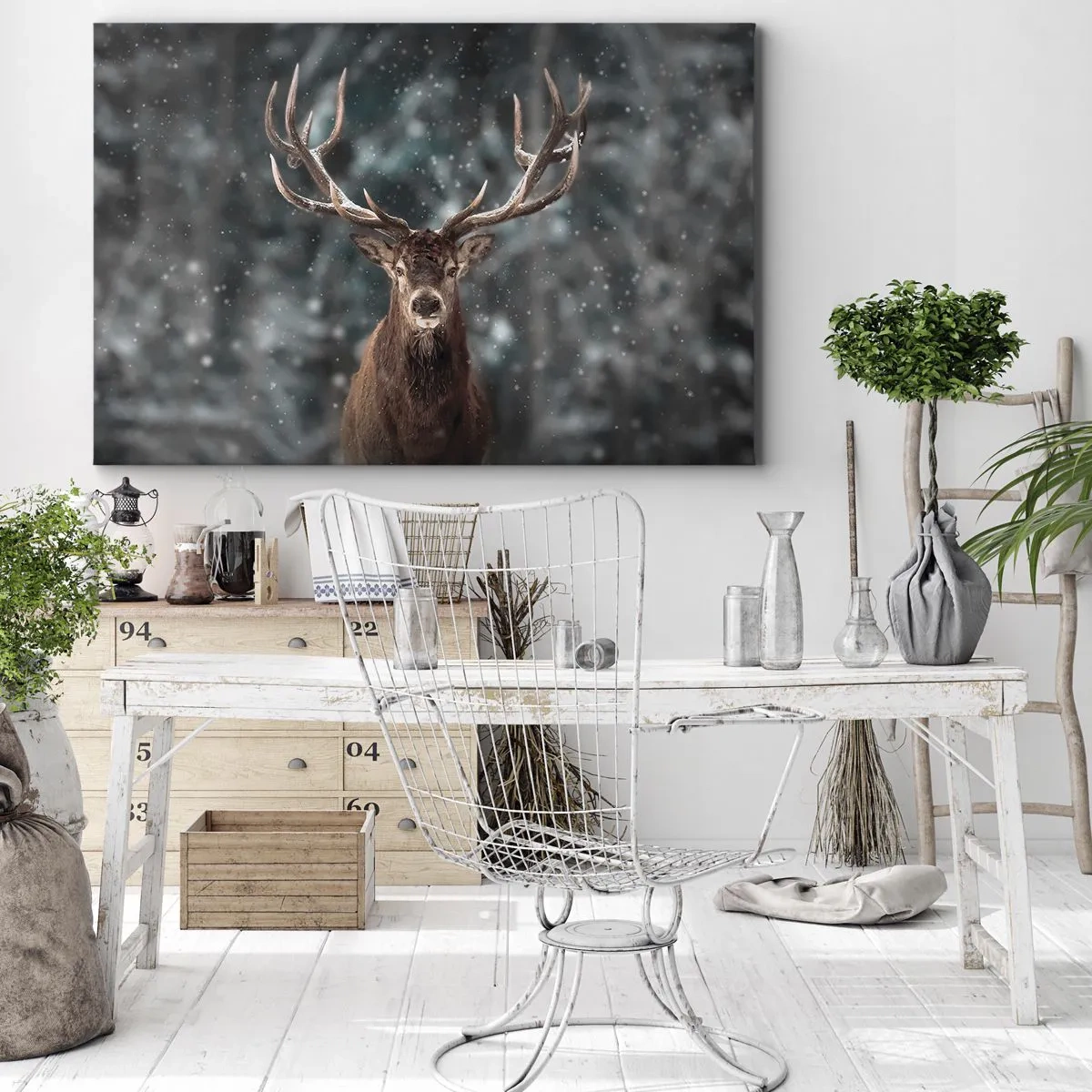 Canvastavla - Bild på duk - Hjort i en vinterskog med fallande snö - 70x50cm - Krönt skogens kung - Modern väggdekoration för vardagsrum och sovrum ARTTOR