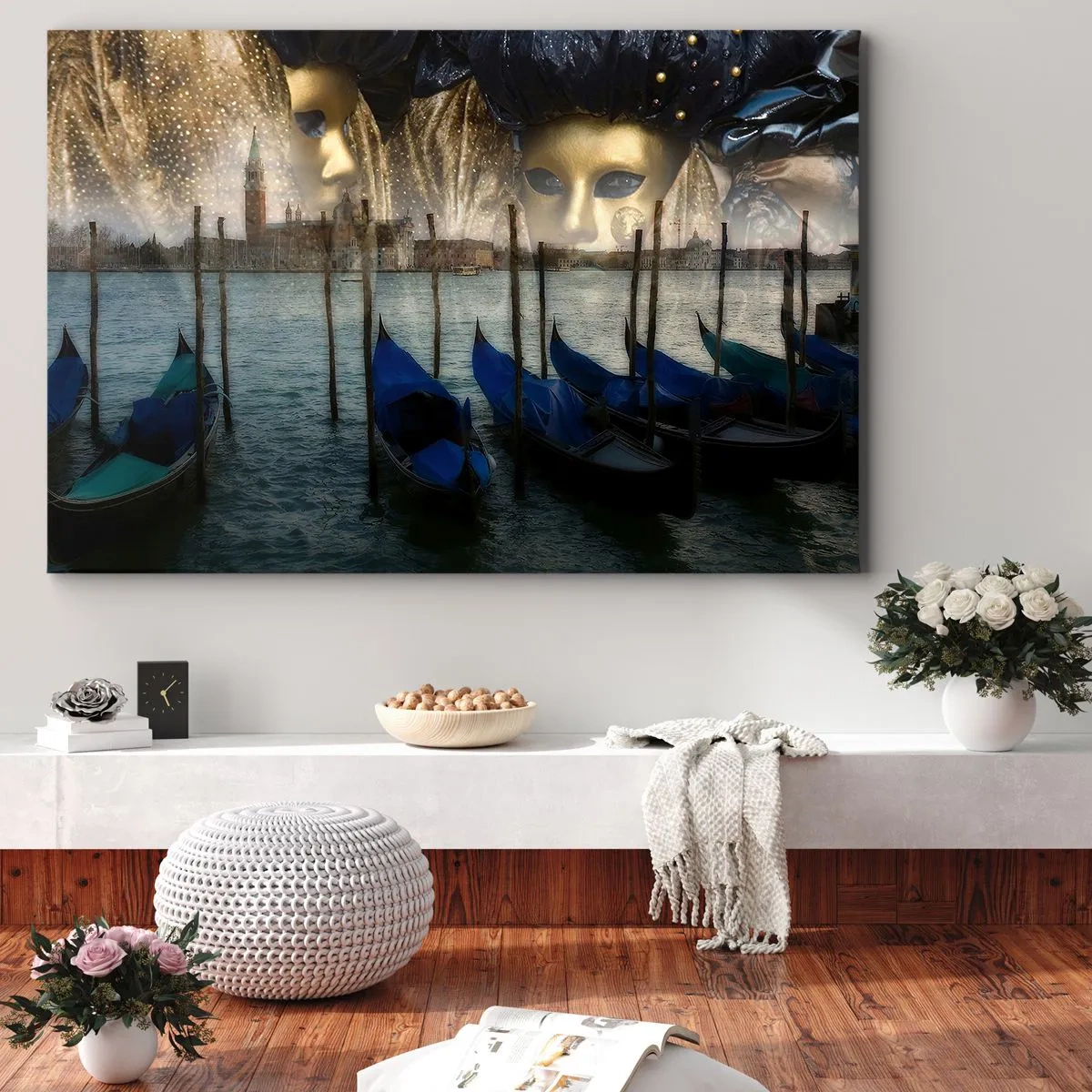 Canvastavla - Bild på duk - Venetianska karnevalsmasker och gondoler mot bakgrund av staden och vattnet - 70x50cm - På tiden att starta karnevalen - Modern väggdekoration för vardagsrum och sovrum ARTTOR