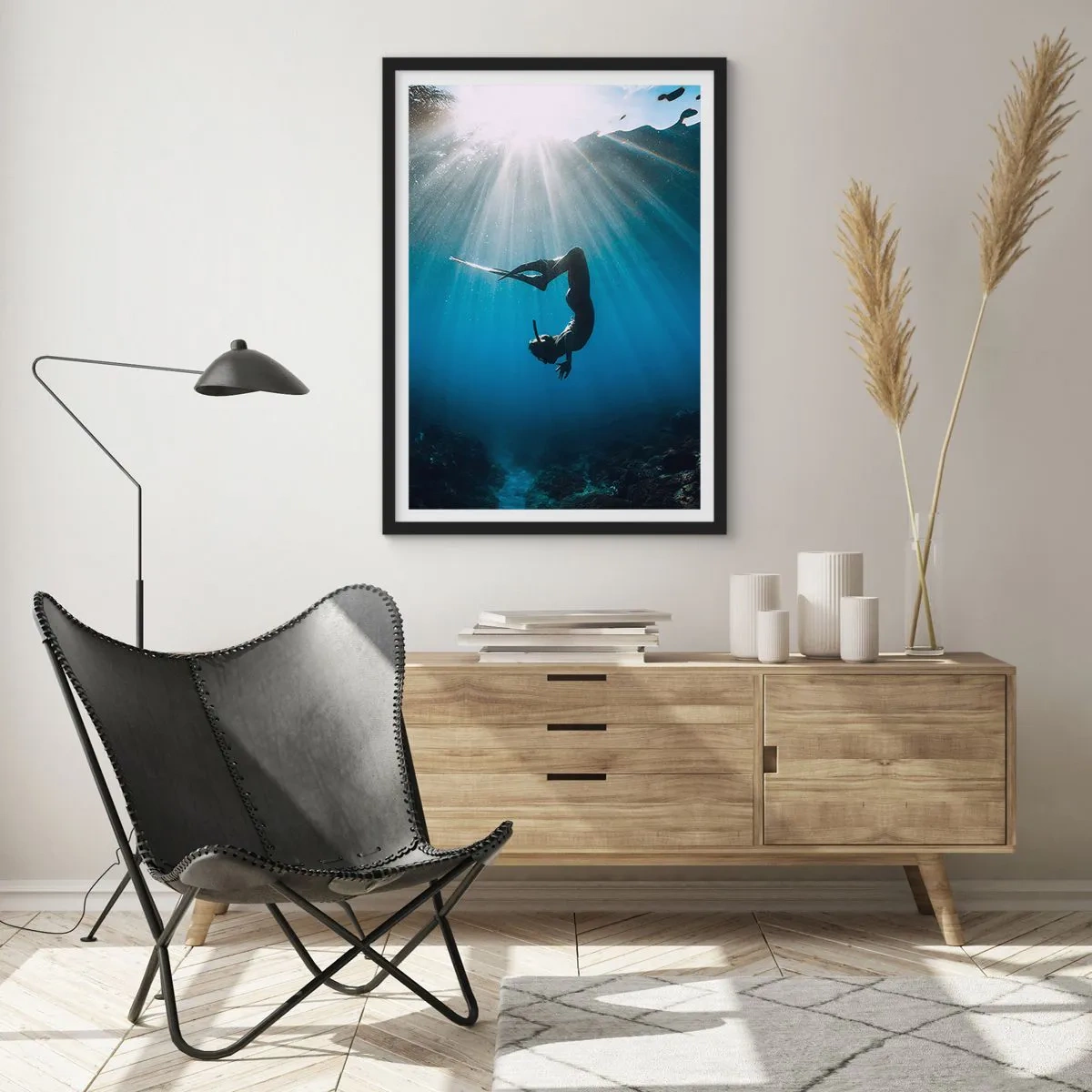 Affisch i svart ram - Dykare i ljusstrålarna under vattnet - 50x70cm - Undervattendans - Modern väggdekoration för vardagsrum och sovrum ARTTOR