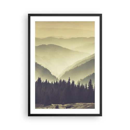 Affisch i svart ram - Dimmigt panorama över berg med skog - 50x70cm - Bortom bergen... - Modern väggdekoration för vardagsrum och sovrum ARTTOR