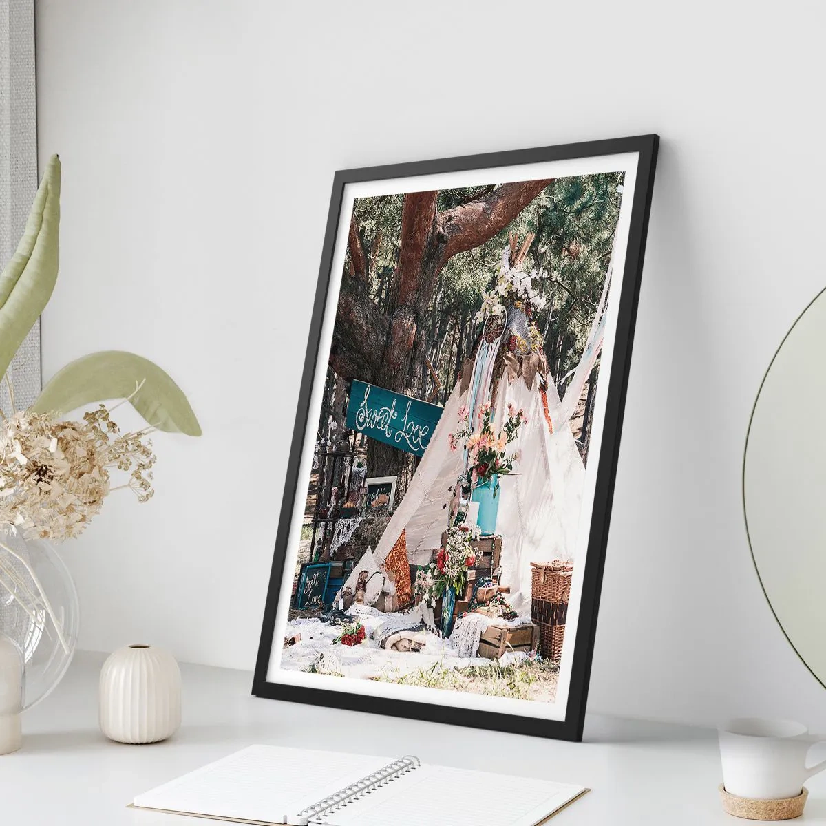 Affisch i svart ram - En boho-komposition med ett tält, blommor och orden Sweet Love - 50x70cm - Make love… - Modern väggdekoration för vardagsrum och sovrum ARTTOR
