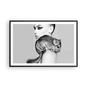 Affisch i svart ram - Dam med chinchilla - 91x61 cm