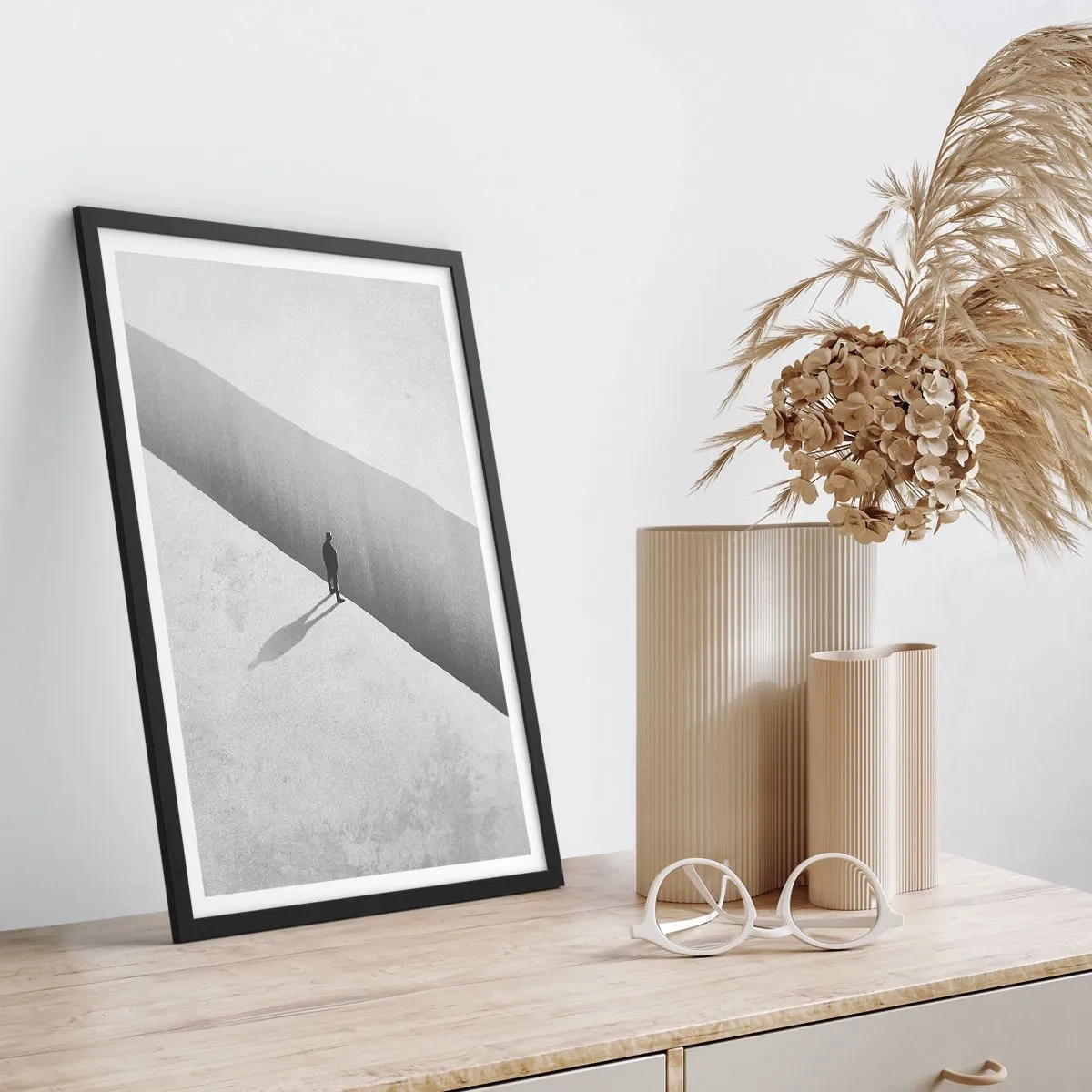 Affisch i svart ram - En figur som står över ett stup i en monokromatisk miljö - 50x70cm - Tydligt mål - Modern väggdekoration för vardagsrum och sovrum ARTTOR