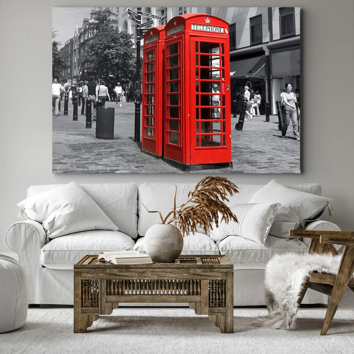 Canvastavla - Bild på duk - Röda telefonkiosker mot en svartvit urban bakgrund. - 70x50cm - Röda telefonkiosker - Modern väggdekoration för vardagsrum och sovrum ARTTOR