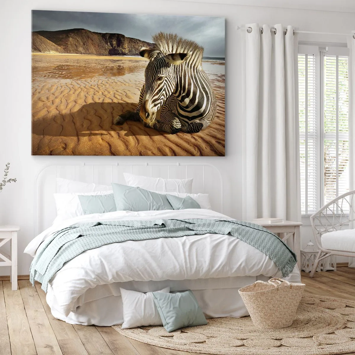 Canvastavla - Bild på duk - En zebra som vilar på en sandstrand med klippor i bakgrunden. - 70x50cm - Vi passar till varandra - Modern väggdekoration för vardagsrum och sovrum ARTTOR