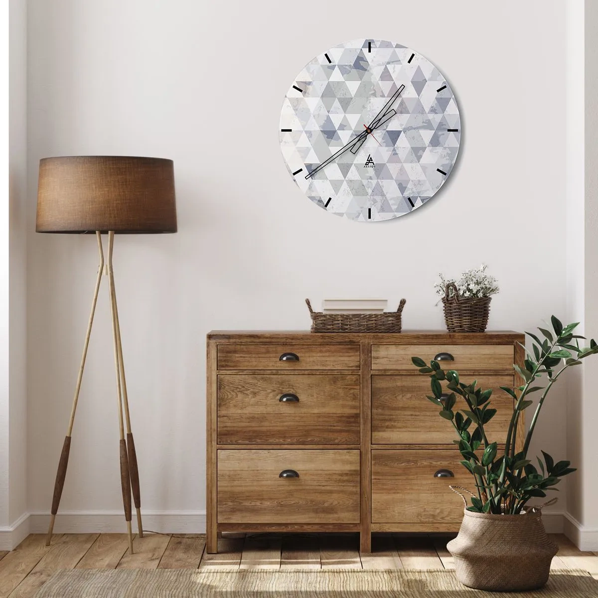 Väggklocka - Klocka på glas - Geometriskt mönster med grå trianglar i modern stil - 30x30cm - Trianglar - Modern väggdekoration för vardagsrum, kök och sovrum ARTTOR