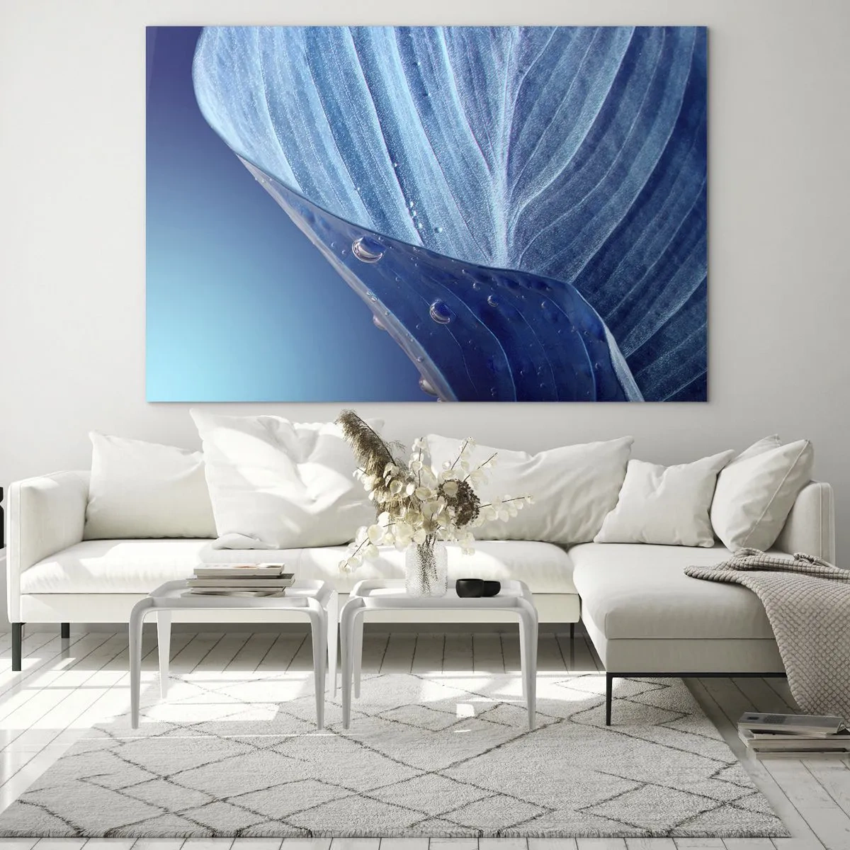 Glastavla - Bild på glas - Ett löv i nyanser av blått med vattendroppar mot en tonad bakgrund. - 70x50cm - Dolda droppar av blått - Modern väggdekoration för vardagsrum och sovrum ARTTOR