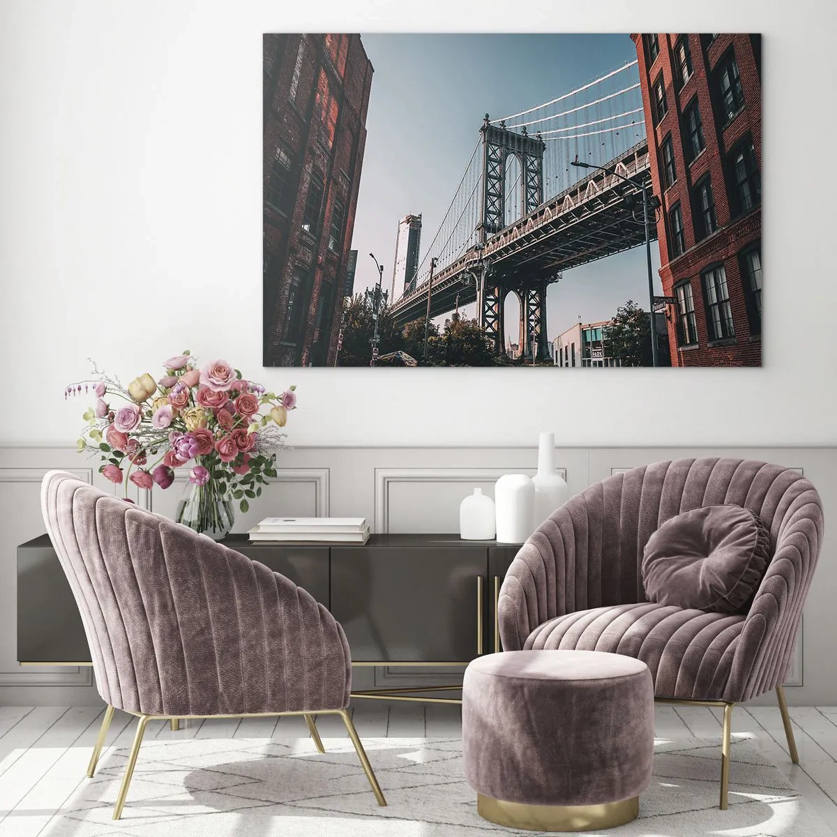Glastavla - Bild på glas - En hängbro mellan tegelbyggnader i en urban miljö - 70x50cm - Över stadens vågor - Modern väggdekoration för vardagsrum och sovrum ARTTOR