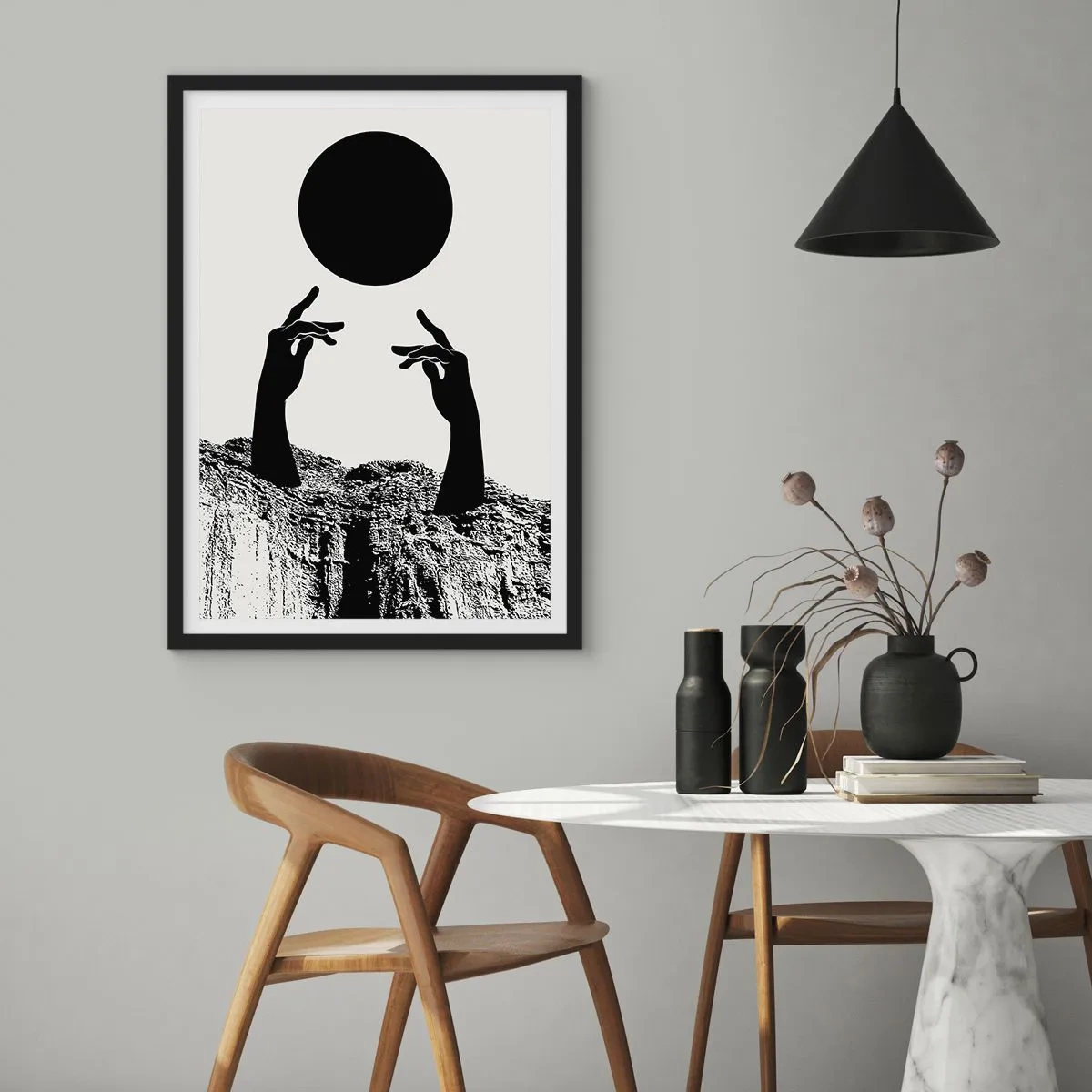 Affisch i svart ram - Symboliska händer som sträcker sig efter en svart boll mot en bakgrund av stenar - 50x70cm - Surrealistisk komposition: solen och resten - Modern väggdekoration för vardagsrum och sovrum ARTTOR