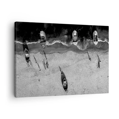 Canvastavla - Bild på duk - Flygfoto över båtar på stranden i svartvitt - 70x50cm - Fortfarande på stranden... - Modern väggdekoration för vardagsrum och sovrum ARTTOR