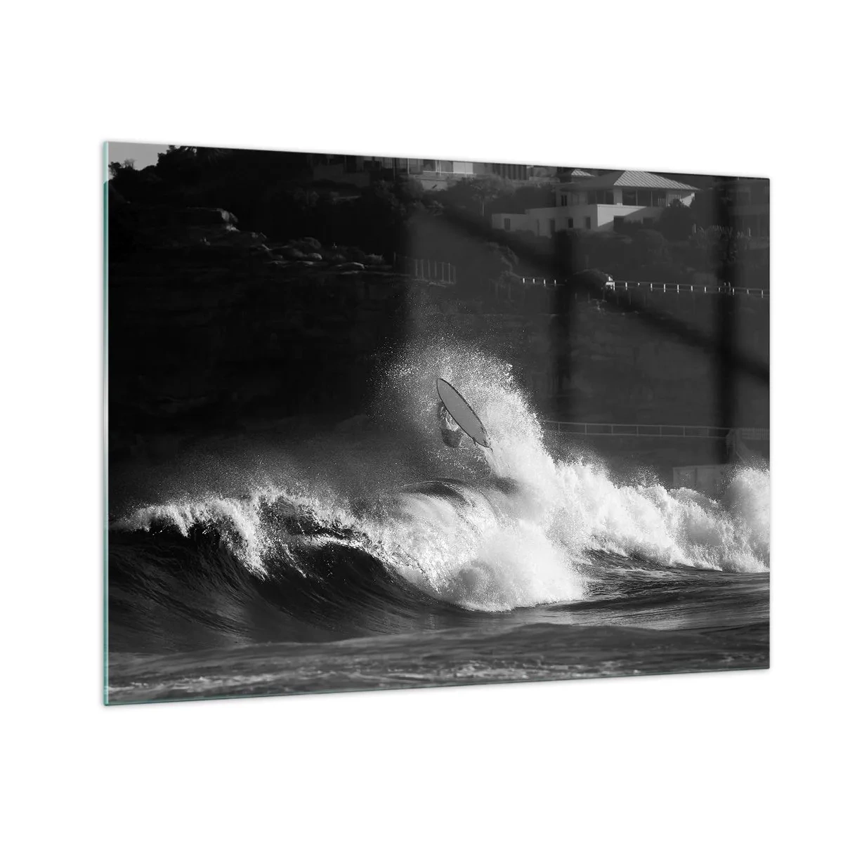Glastavla - Bild på glas - En surfare som rider på en våg fångad i ett svartvitt fotografi - 70x50cm - Utmaning accepterad! - Modern väggdekoration för vardagsrum och sovrum ARTTOR