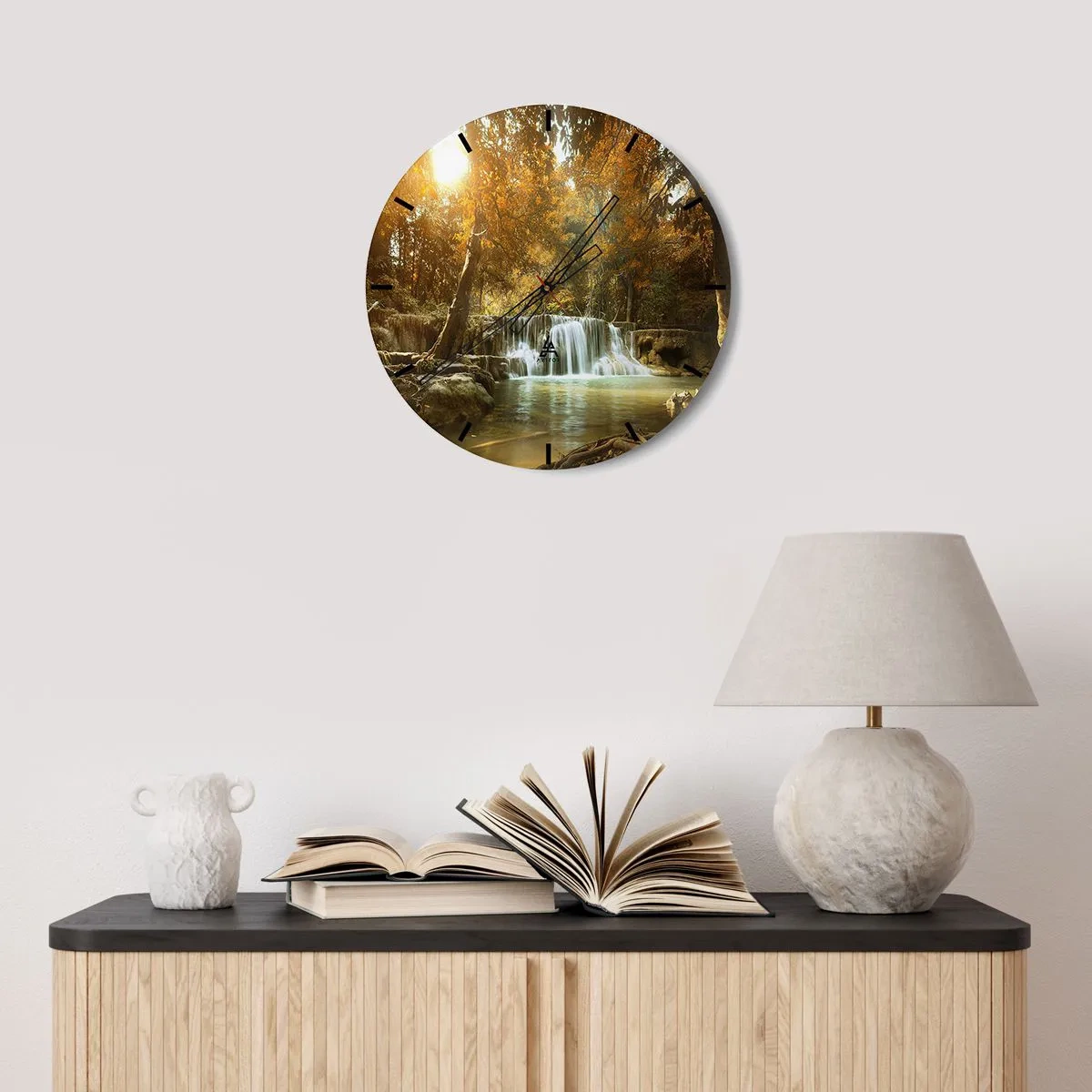 Väggklocka - Klocka på glas - Ett pittoreskt vattenfall omgivet av höstträd - 30x30cm - Parkkaskad - Modern väggdekoration för vardagsrum, kök och sovrum ARTTOR