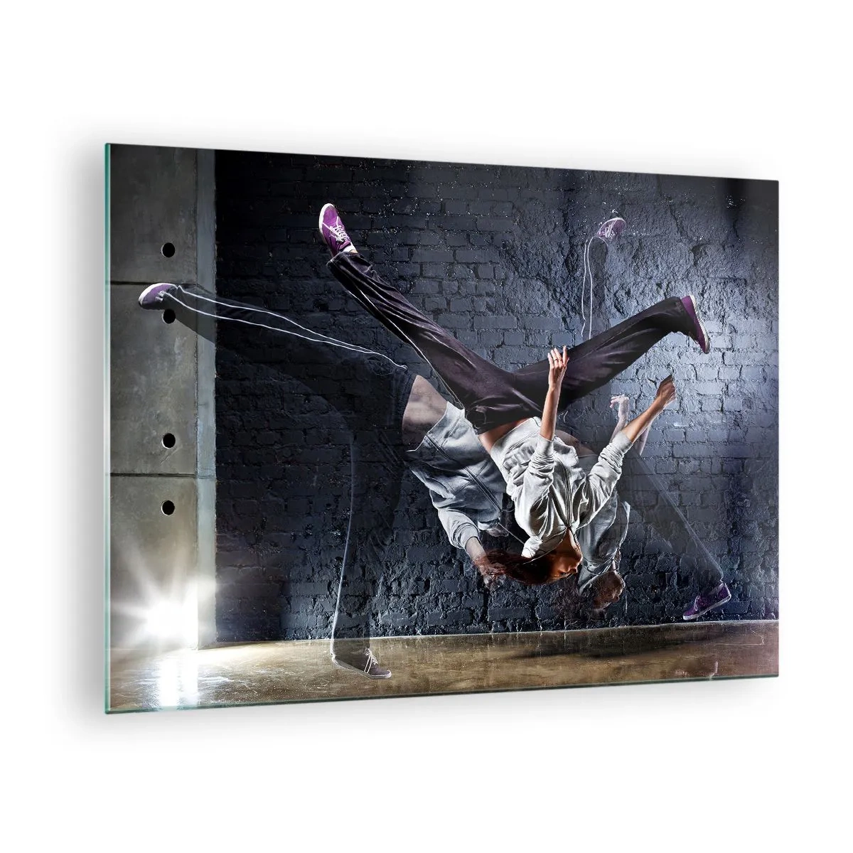 Glastavla - Bild på glas - Dynamisk dans mot bakgrund av en industriell vägg - 70x50cm - Gatans stjärna - Modern väggdekoration för vardagsrum och sovrum ARTTOR