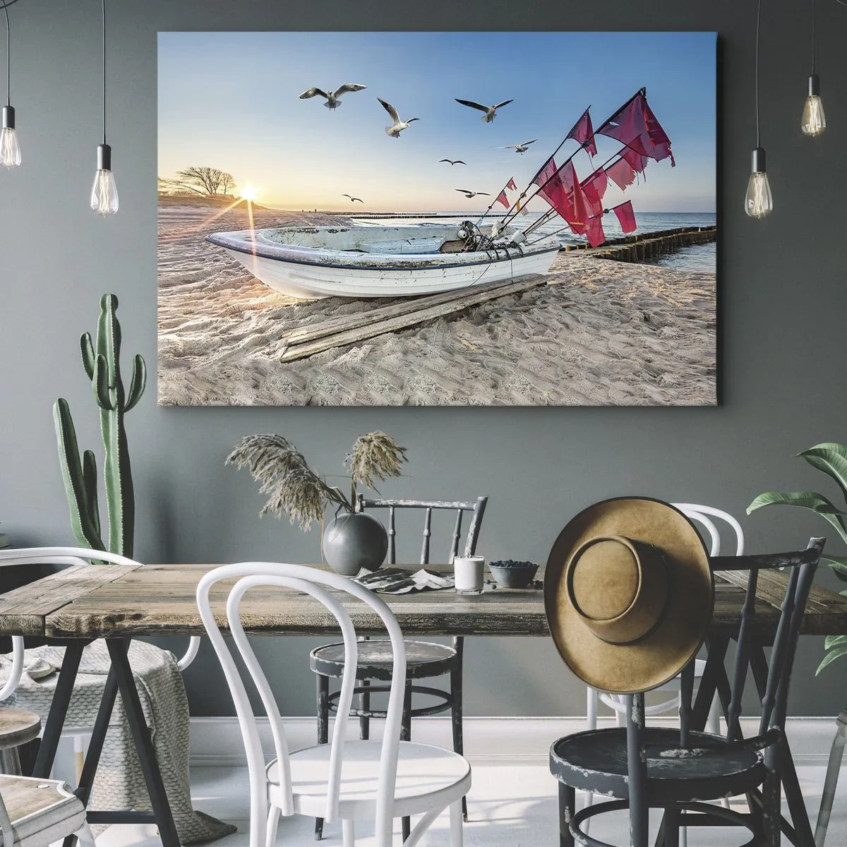 Canvastavla - Bild på duk - En båt på stranden i gryningen med måsar och röda flaggor - 70x50cm - Välförtjänt vila - Modern väggdekoration för vardagsrum och sovrum ARTTOR