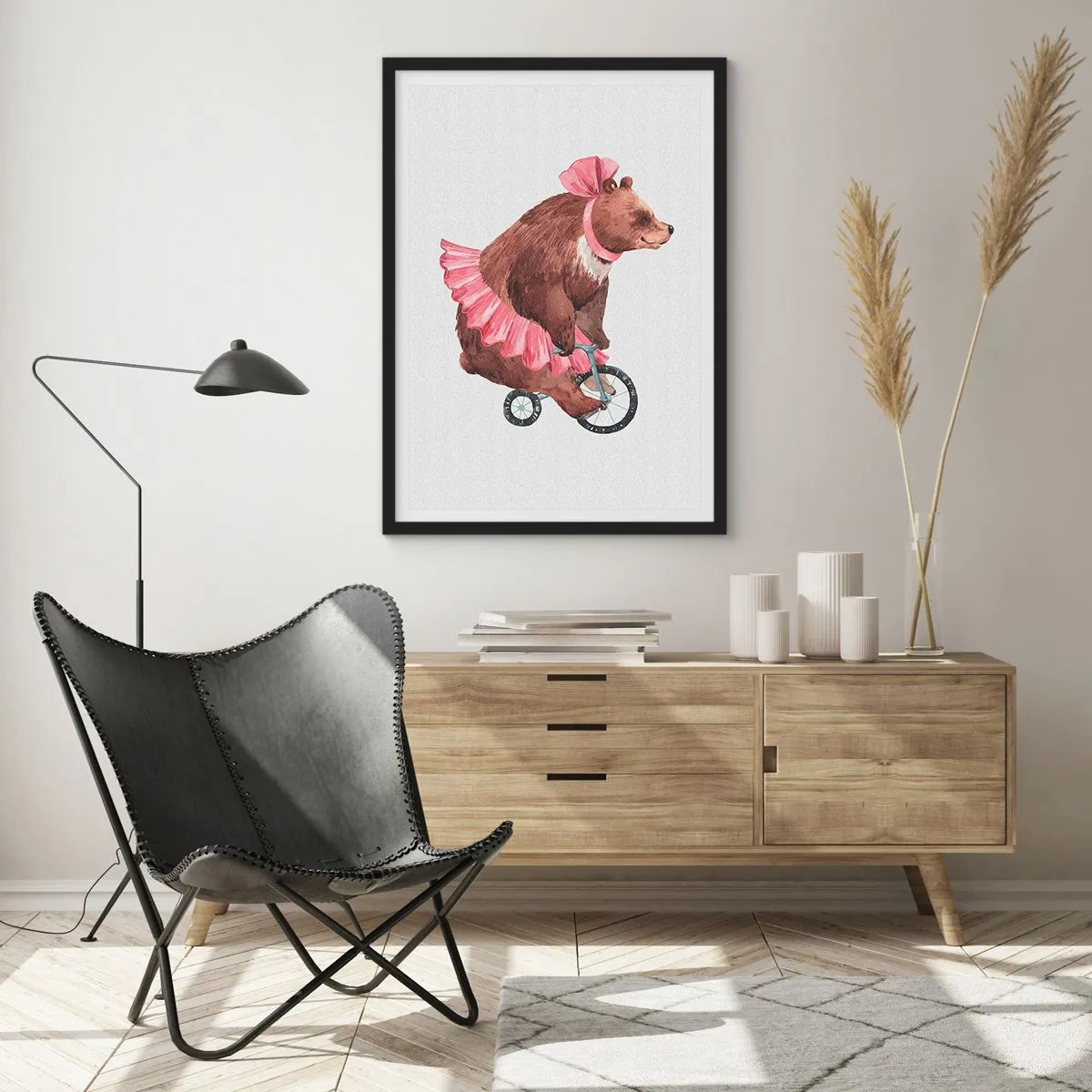 Affisch i svart ram - Akvarell illustration av en björn i rosa kjol som cyklar. - 50x70cm - Vilken cirkus! - Modern väggdekoration för vardagsrum och sovrum ARTTOR