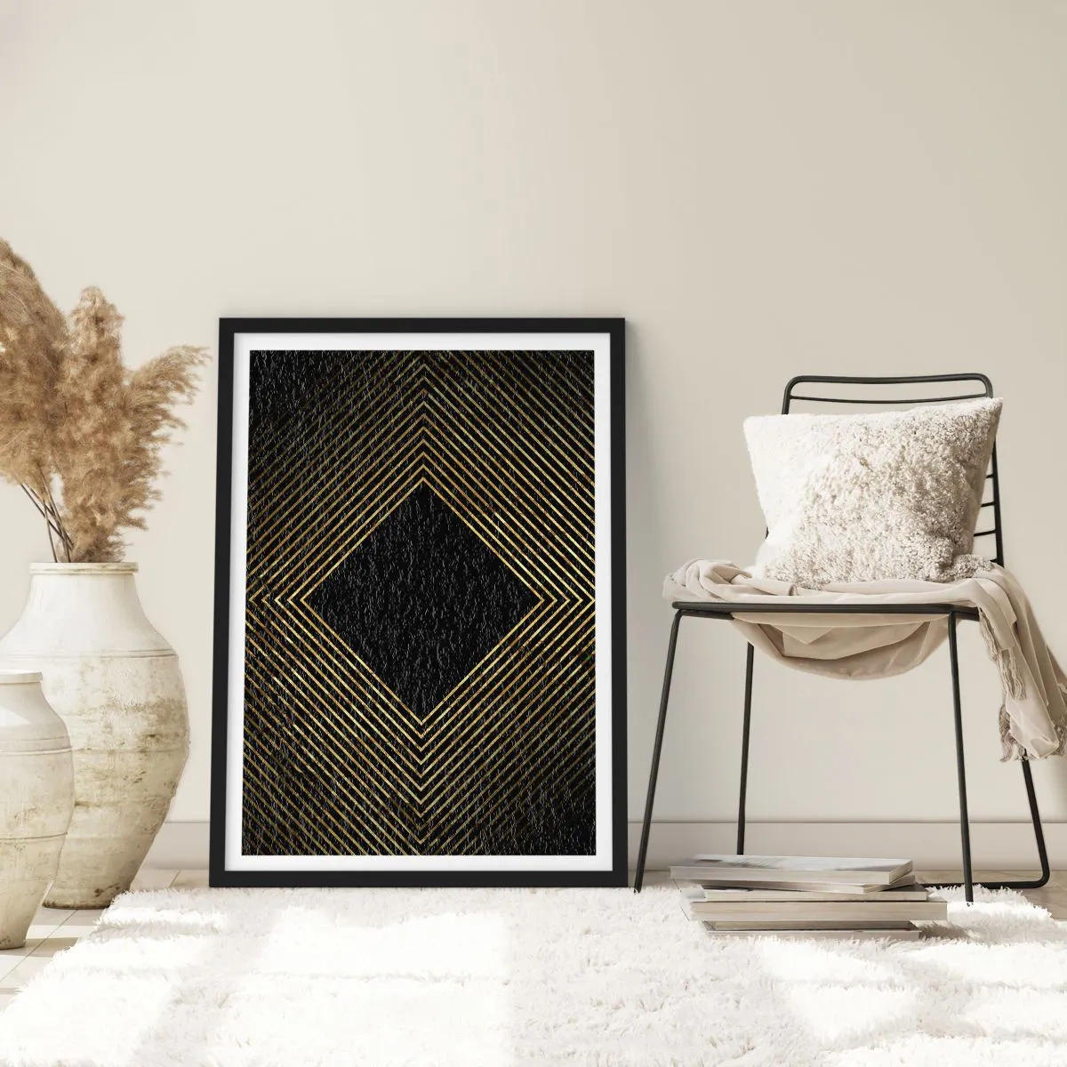 Affisch i svart ram - Gyllene geometriska linjer på svart bakgrund - 50x70cm - Geometri i glamourstil - Modern väggdekoration för vardagsrum och sovrum ARTTOR