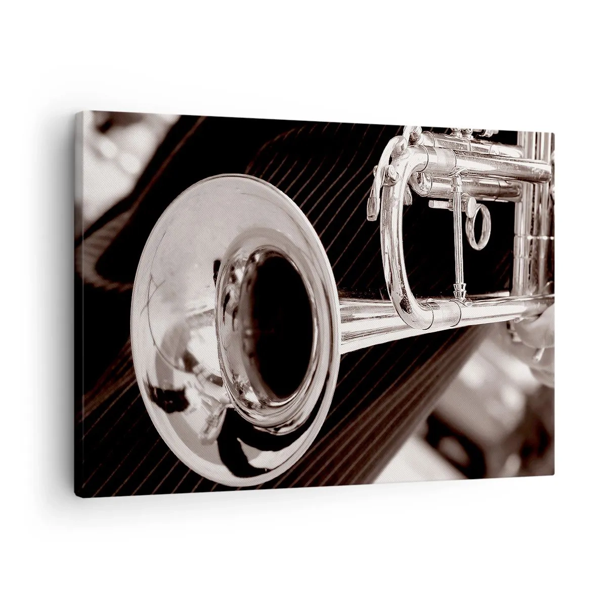 Canvastavla - Bild på duk - En närbild av en silvertrumpet mot en elegant tygbakgrund. - 70x50cm - Musikresa till 30-talet - Modern väggdekoration för vardagsrum och sovrum ARTTOR