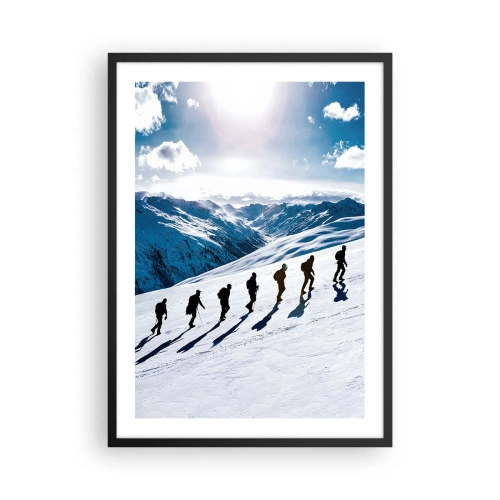 Affisch i svart ram - Vandrare på en snötäckt bergssluttning i full sol - 50x70cm - Erövrarnas lag - Modern väggdekoration för vardagsrum och sovrum ARTTOR