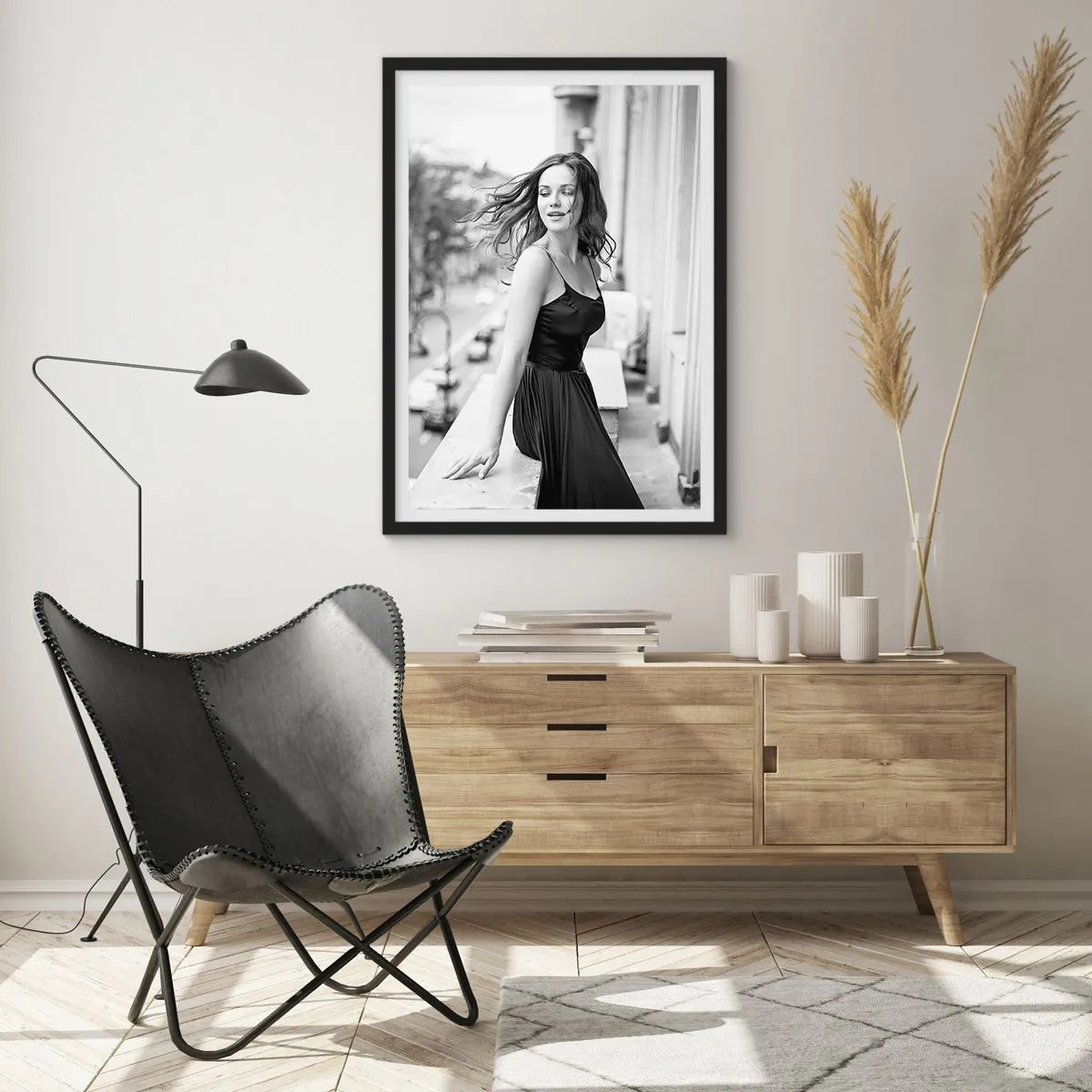 Affisch i svart ram - Svartvitt fotografi av en kvinna på en balkong - 50x70cm - Säkert en Parisbo - Modern väggdekoration för vardagsrum och sovrum ARTTOR