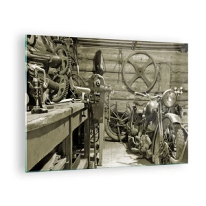 Glastavla - Bild på glas - En verkstad med antika verktyg och en gammal motorcykel - 70x50cm - I onkel Lasses skjul - Modern väggdekoration för vardagsrum och sovrum ARTTOR