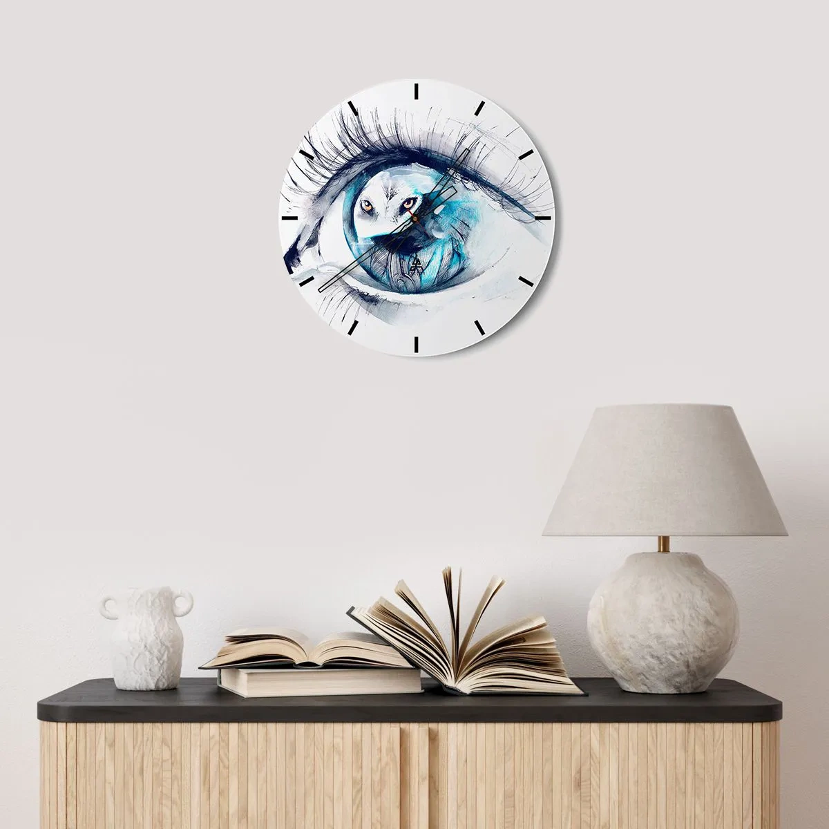Väggklocka - Klocka på glas - Konstnärligt vargögamotiv i nyanser av blått och vitt - 30x30cm - Öga mot öga med det vilda - Modern väggdekoration för vardagsrum, kök och sovrum ARTTOR