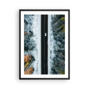 Affisch i svart ram - En fågelperspektiv av en vinterskog med en väg och en enda bil - 50x70cm - Genom vinterskogen - Modern väggdekoration för vardagsrum och sovrum ARTTOR
