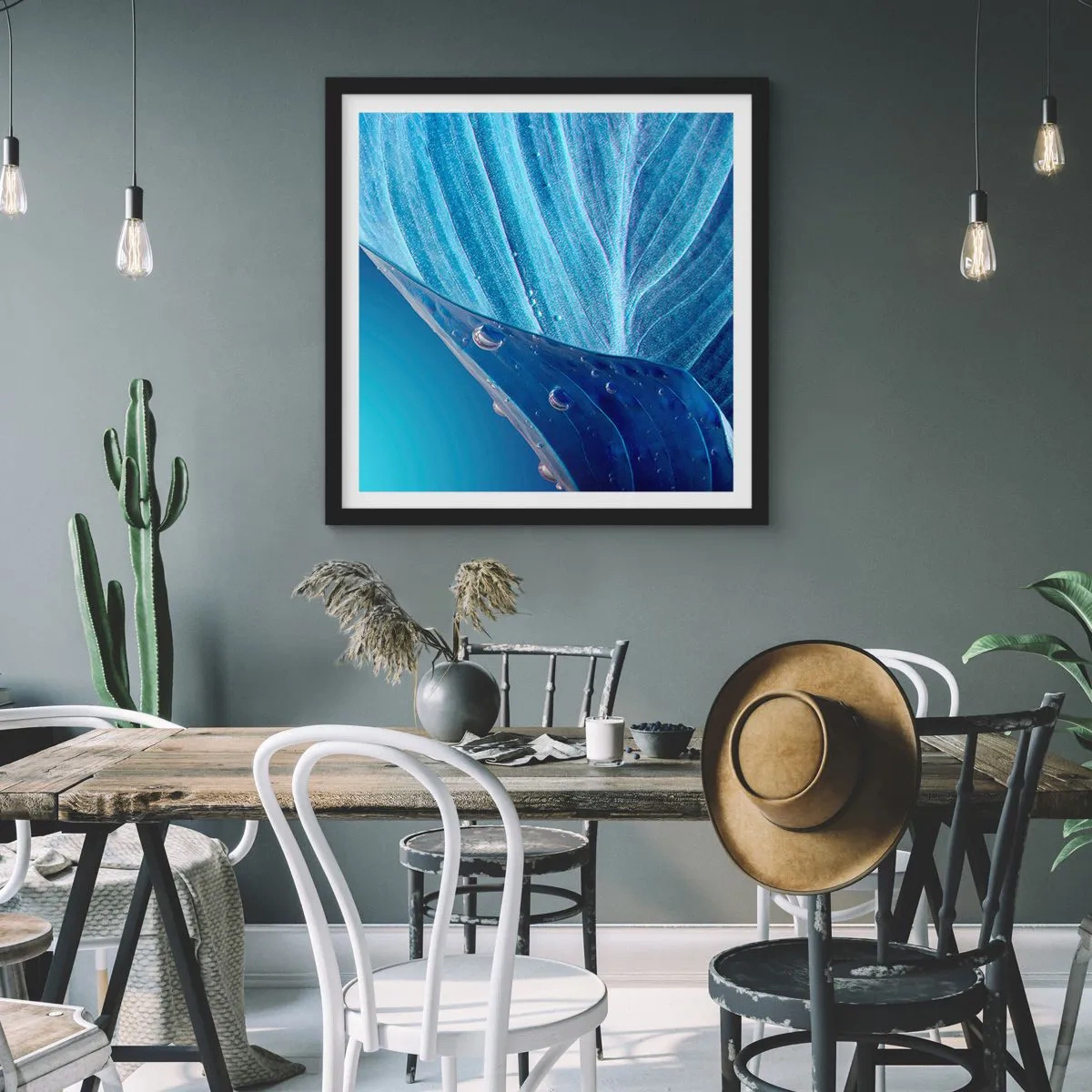 Affisch i svart ram - Dolda droppar av blått - 40x40 cm