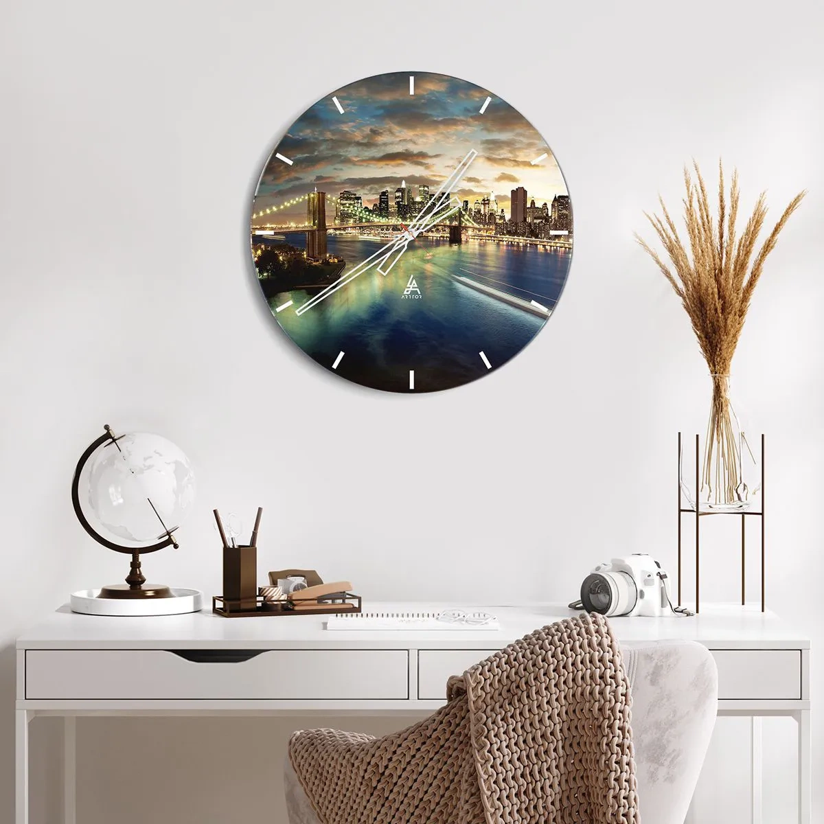 Väggklocka - Klocka på glas - En ljus kväll över Manhattan. - 40x40 cm
