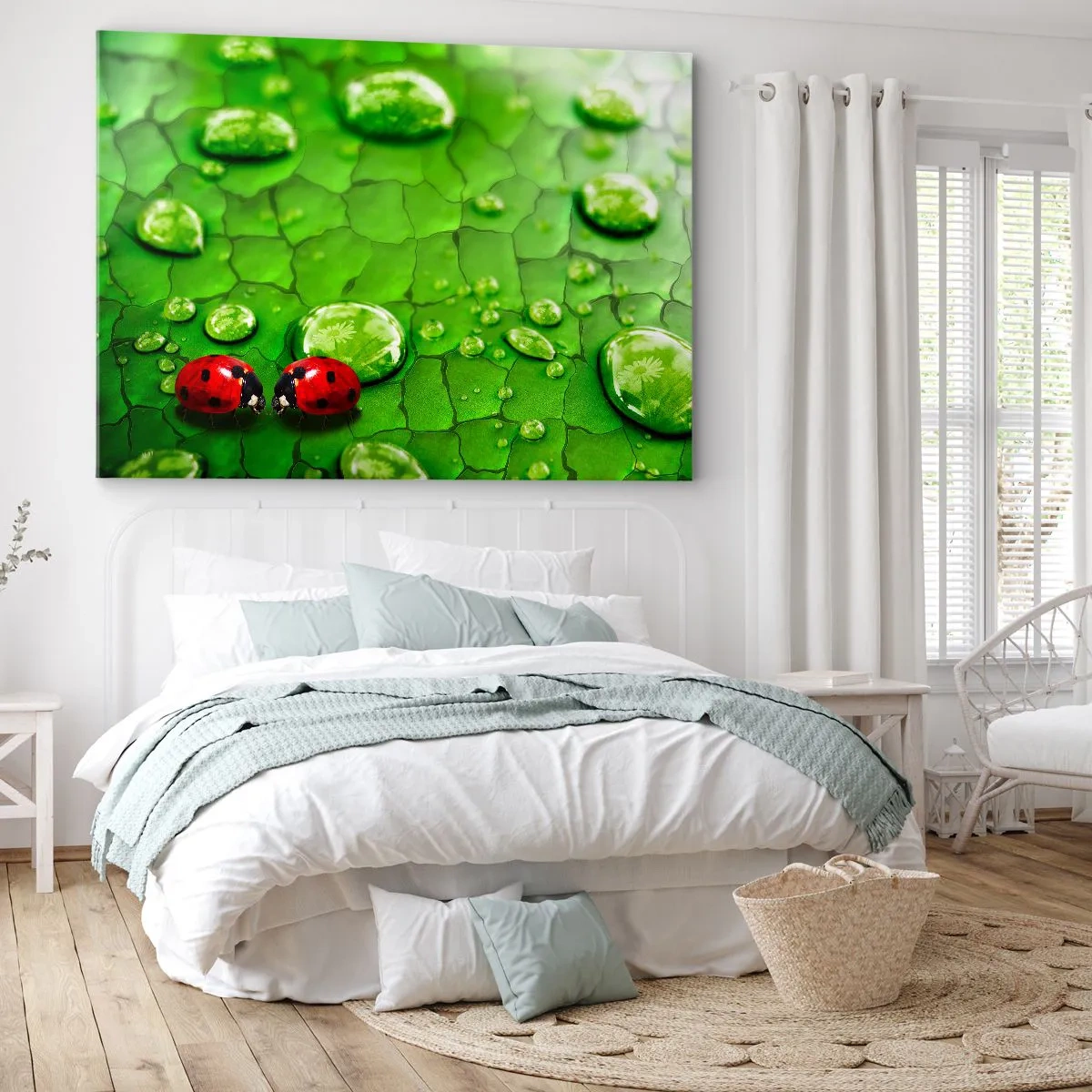 Canvastavla - Bild på duk - Två nyckelpigor på ett blad med vattendroppar i makrofotografering - 70x50cm - Ett möte i det gröna - Modern väggdekoration för vardagsrum och sovrum ARTTOR