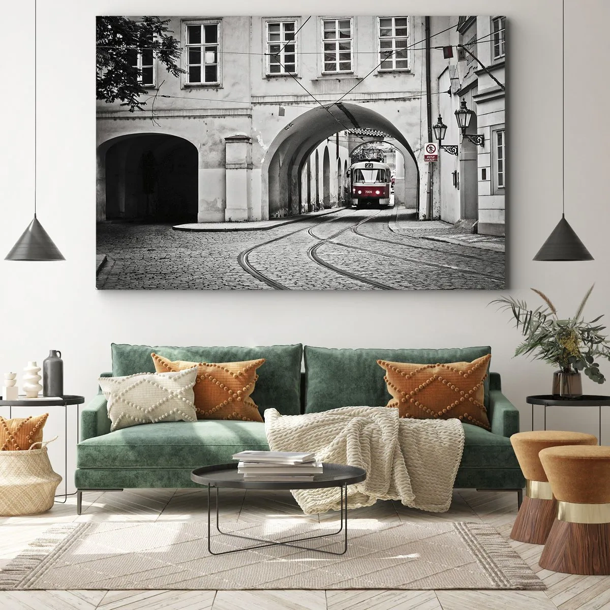 Canvastavla - Bild på duk - En svartvit spårvagn på en historisk stadsgata - 70x50cm - Genom stadens labyrint - Modern väggdekoration för vardagsrum och sovrum ARTTOR