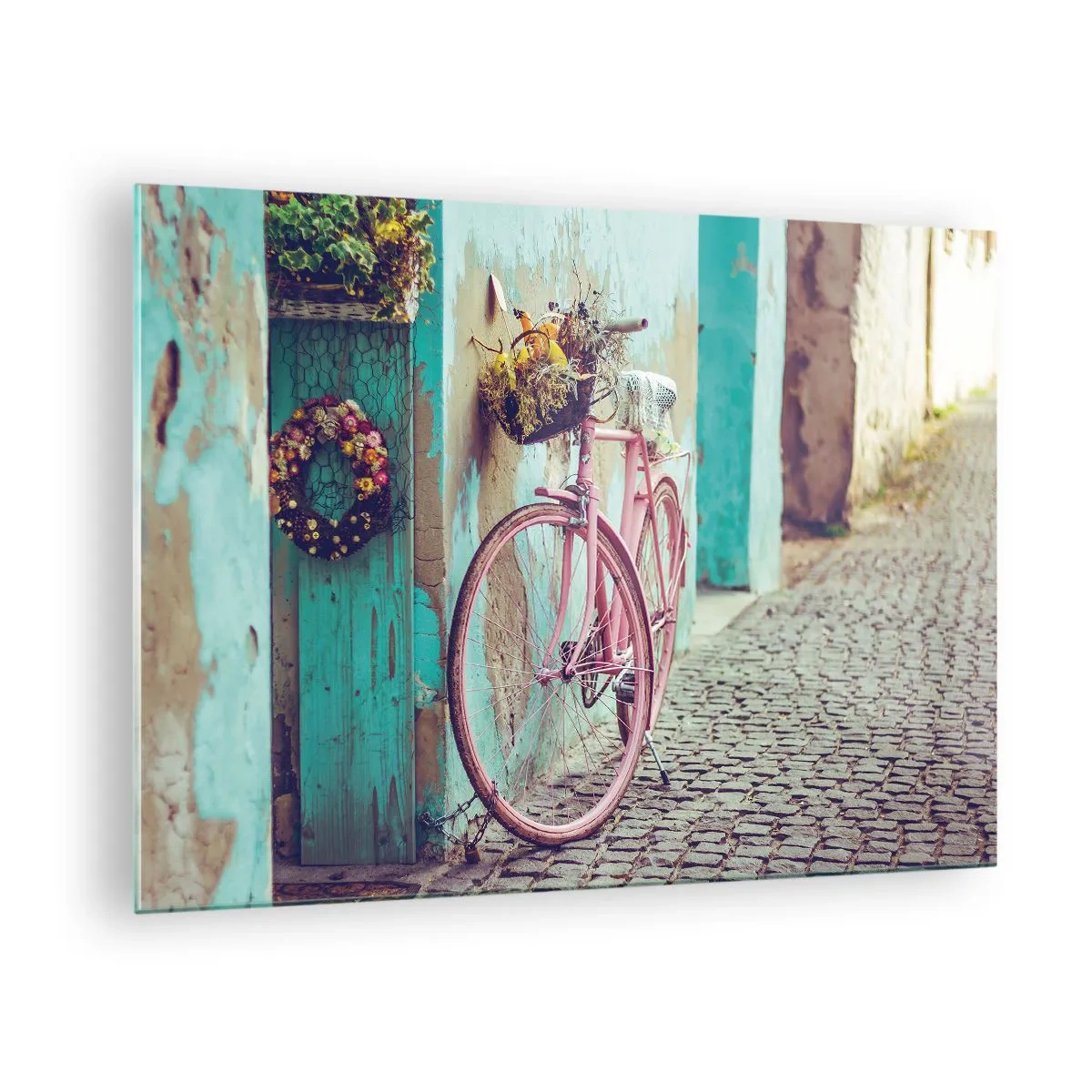 Glastavla - Bild på glas - En rosa cykel lutad mot en vägg med blommor i korgar, mot en pastellfärgad bakgrund. - 70x50cm - Strax tillbaka - Modern väggdekoration för vardagsrum och sovrum ARTTOR