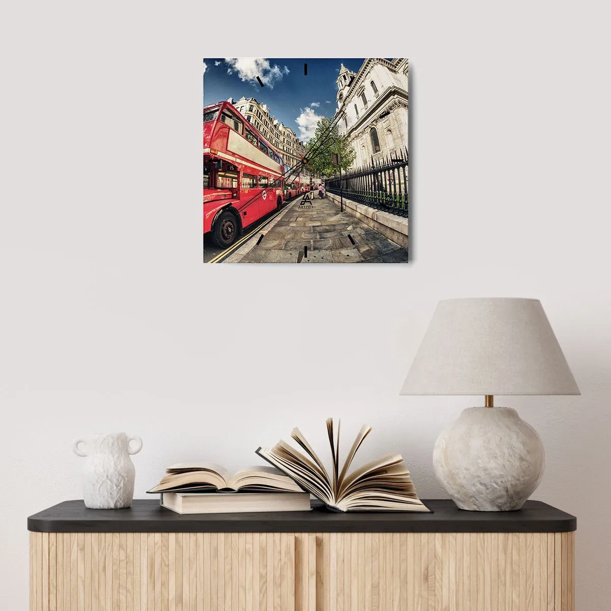 Väggklocka - Klocka på glas - Londongata i grå och röd - 30x30 cm