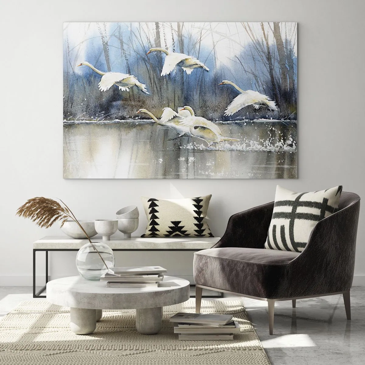 Glastavla - Bild på glas - Vilda svanar som flyger över en fridfull skogssjö - 70x50cm - Som i en saga om vilda svanar - Modern väggdekoration för vardagsrum och sovrum ARTTOR