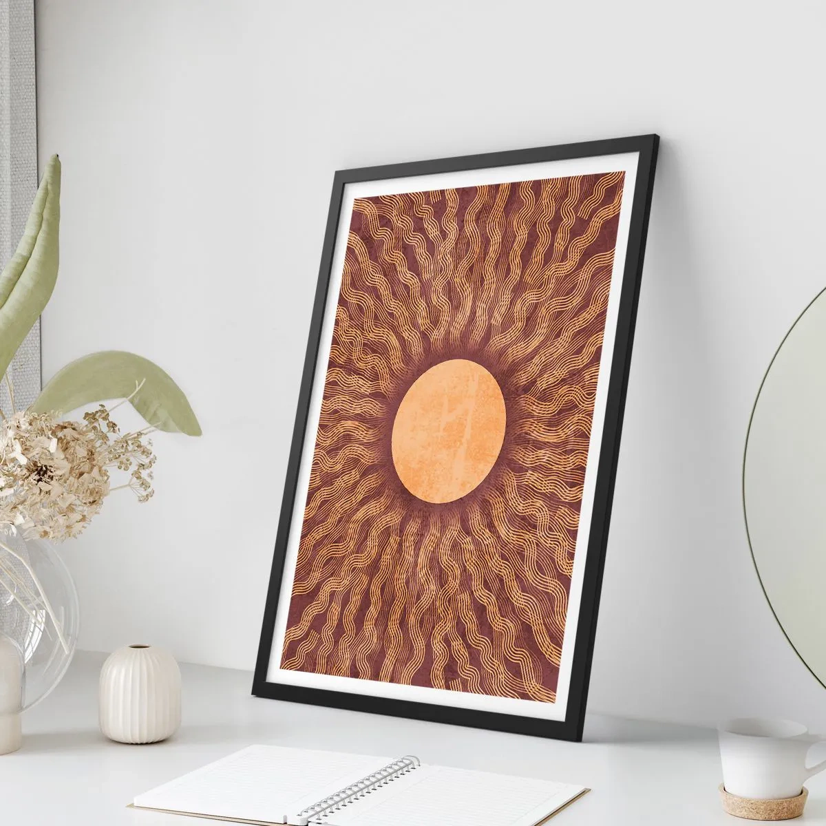 Affisch i svart ram - Stiliserad sol med strålar i nyanser av guld och brunt - 50x70cm - Solikon - Modern väggdekoration för vardagsrum och sovrum ARTTOR