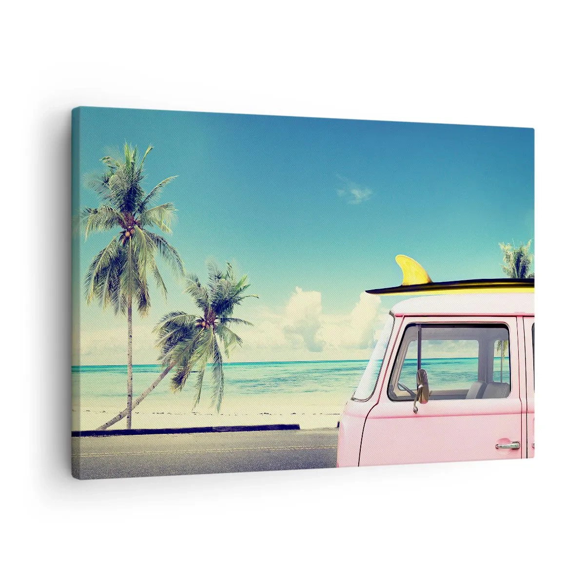 Canvastavla - Bild på duk - En rosa skåpbil med en surfbräda mot en tropisk strand. - 70x50cm - Dags att börja semester - Modern väggdekoration för vardagsrum och sovrum ARTTOR