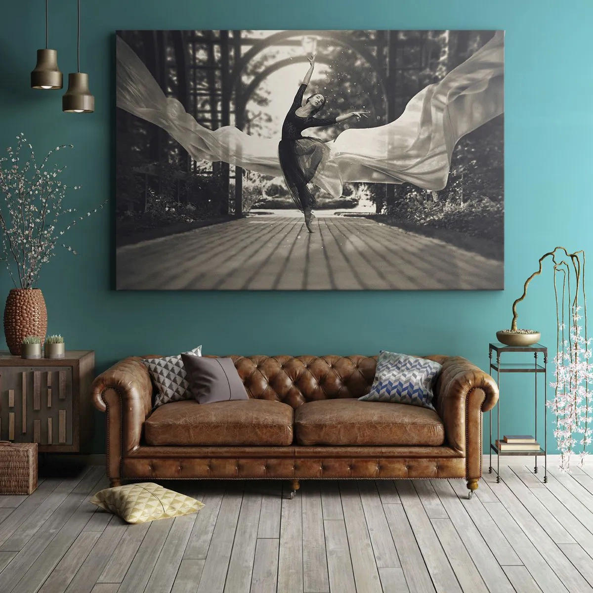 Canvastavla - Bild på duk - En dansare i en böljande klänning utför ett hopp mot en svartvit trädgårdsbakgrund. - 70x50cm - Trädgårdsandens dans - Modern väggdekoration för vardagsrum och sovrum ARTTOR