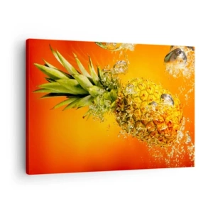 Canvastavla - Bild på duk - En ananas nedsänkt i vatten mot en orange tonad bakgrund. - 70x50cm - Saftig tropisk fräschhet - Modern väggdekoration för vardagsrum och sovrum ARTTOR