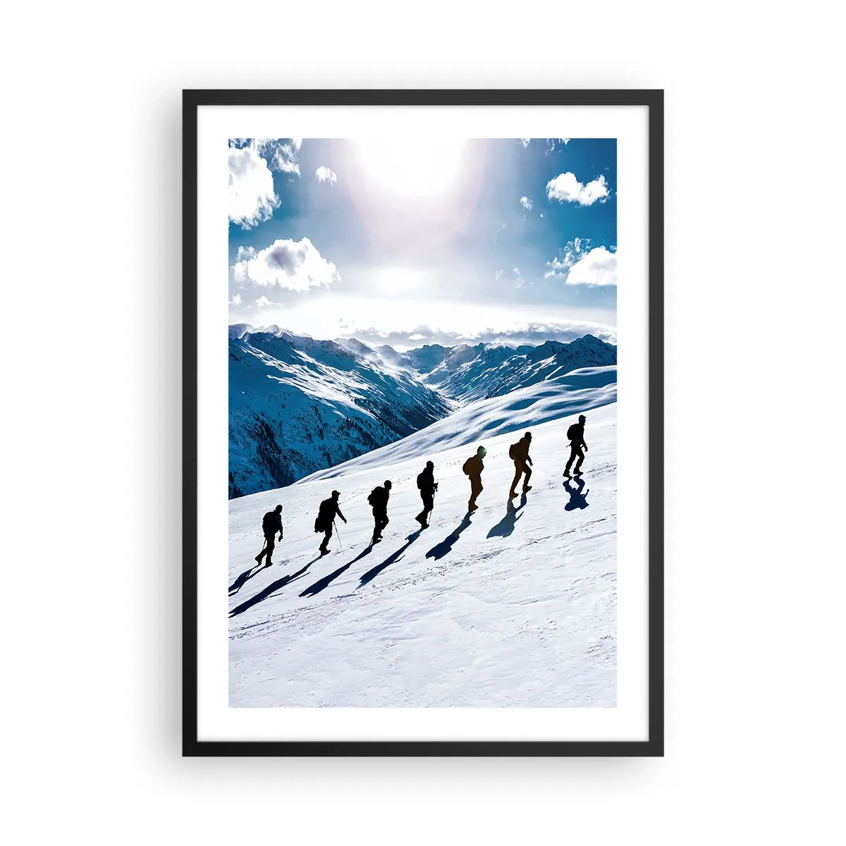 Affisch i svart ram - Vandrare på en snötäckt bergssluttning i full sol - 50x70cm - Erövrarnas lag - Modern väggdekoration för vardagsrum och sovrum ARTTOR