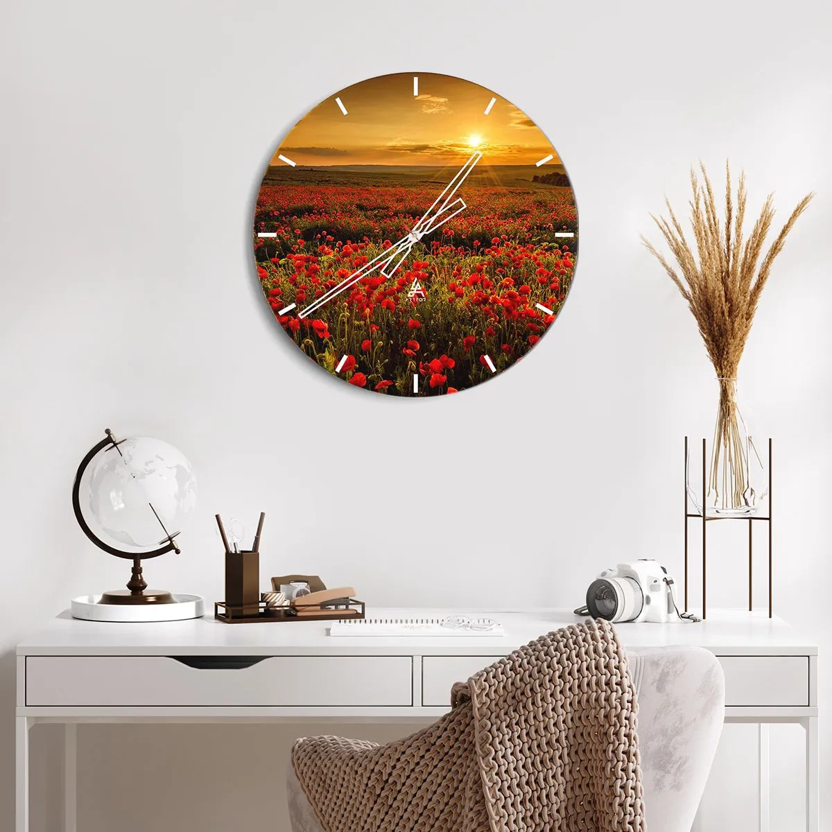 Väggklocka - Klocka på glas - Ett fält av röda vallmoblommor vid solnedgången - 30x30cm - Bland brusande ängars vågor, bland blommornas flod - Modern väggdekoration för vardagsrum, kök och sovrum ARTTOR