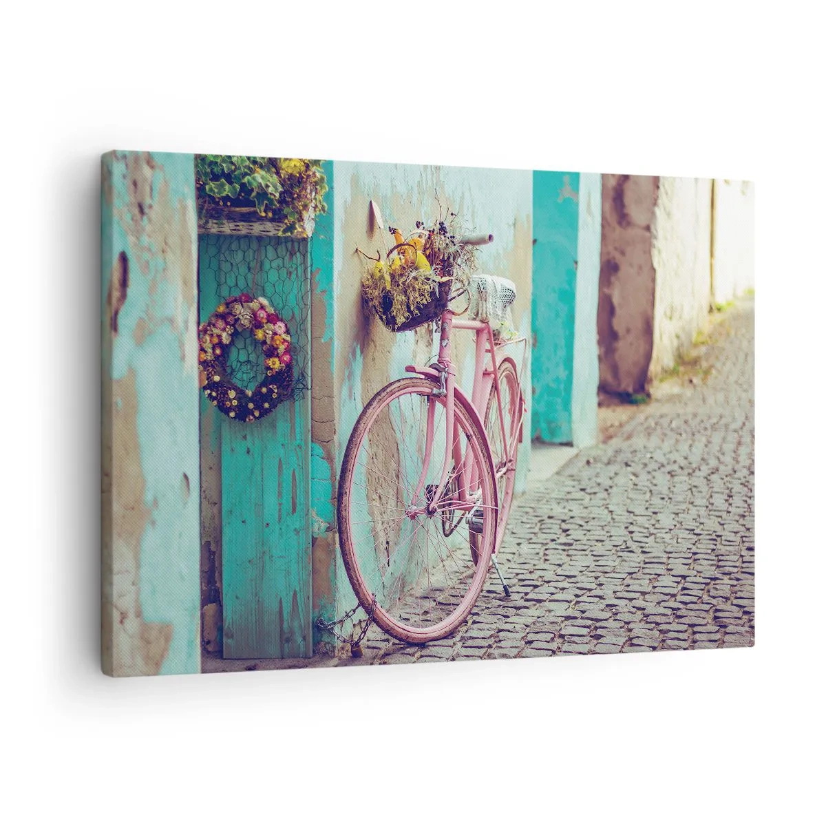 Canvastavla - Bild på duk - En rosa cykel vid en turkos dörr - 70x50cm - Strax tillbaka - Modern väggdekoration för vardagsrum och sovrum ARTTOR
